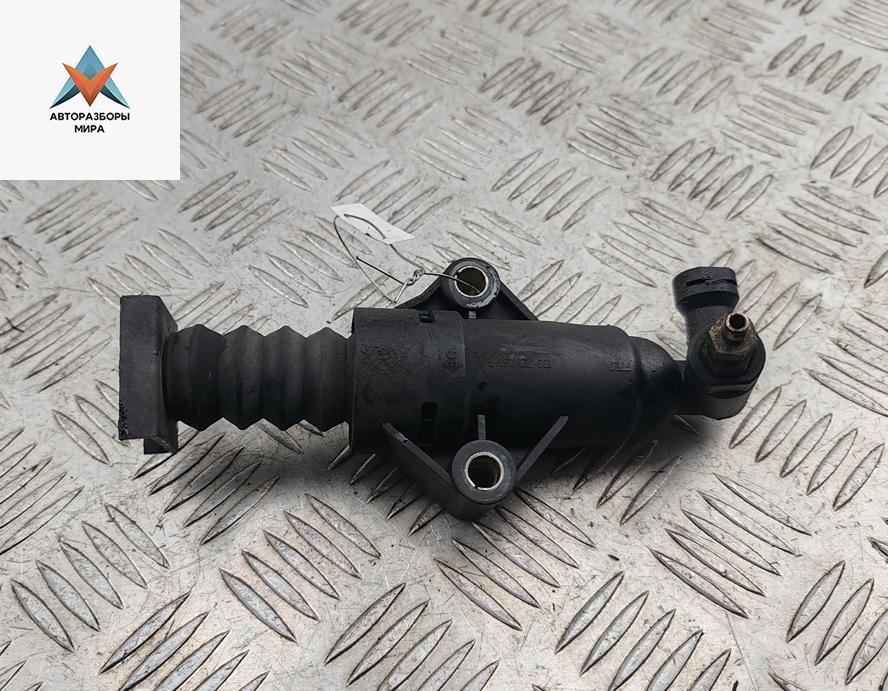 цилиндр сцепления рабочий Volkswagen Golf 4 поколение 2001, 1.6 л., бензин, МКПП, чёрный, хетчбэк 5 дв., 1J0721261F - фото №1