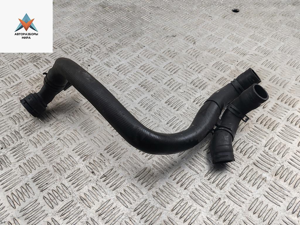 патрубок (трубопровод, шланг) Volkswagen Golf 4 поколение 2001, 1.6 л., бензин, МКПП, чёрный, хетчбэк 5 дв., 1J0121049F - фото №1