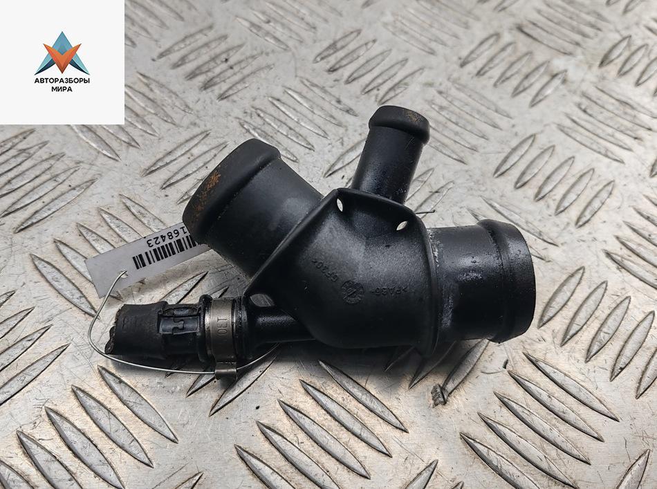 фланец (тройник) системы охлаждения Volkswagen Golf 4 поколение 2001, 1.6 л., бензин, МКПП, чёрный, хетчбэк 5 дв. - фото №1