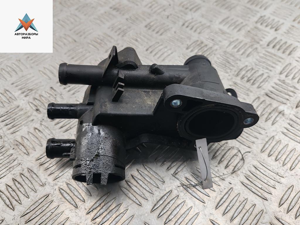 корпус термостата Volkswagen Golf 4 поколение 2001, 1.6 л., бензин, МКПП, чёрный, хетчбэк 5 дв. - фото №1