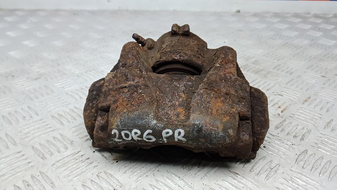 суппорт передний правый Renault Duster 1 поколение 2013, 1.5 л., дизель, МКПП, внедорожник 5 дв. - фото №1