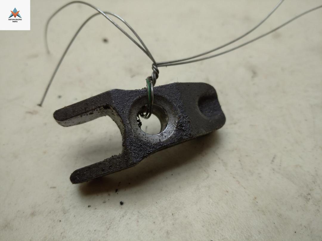 крепление форсунки Volkswagen LT 2 поколение 2002, 2.5 л., дизель, МКПП, красный, микроавтобус - фото №1