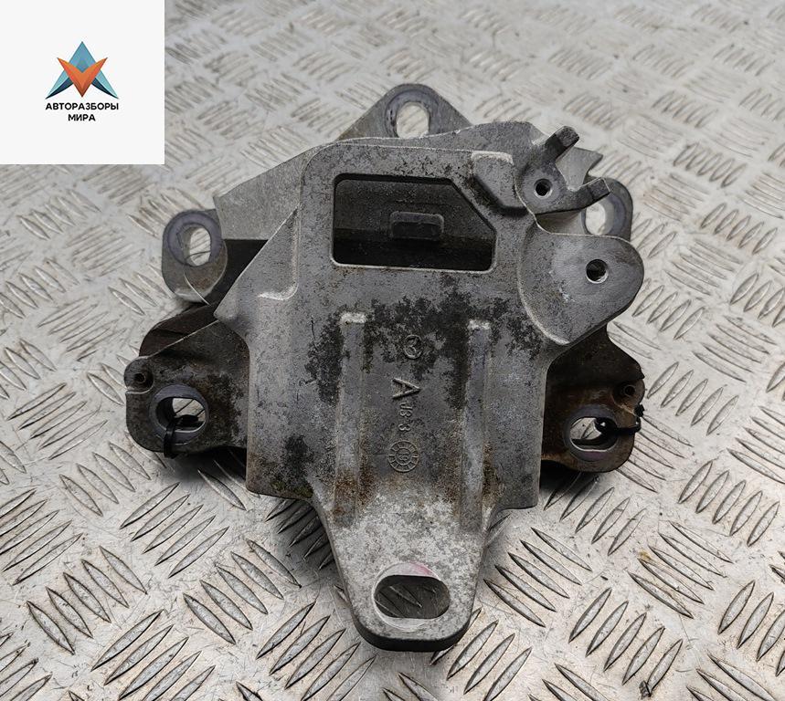 подушка крепления КПП Mazda 3 BP 2019, 2.0 л., гибрид, МКПП, чёрный, хетчбэк 5 дв. - фото №1