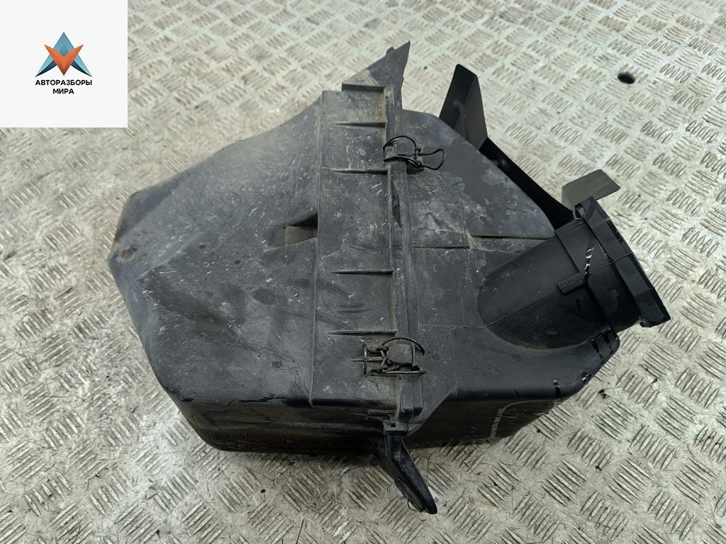 корпус воздушного фильтра Audi A6 4A/C4 1997, 1.8 л., бензин, МКПП, серый, универсал, 058133837B - фото №1