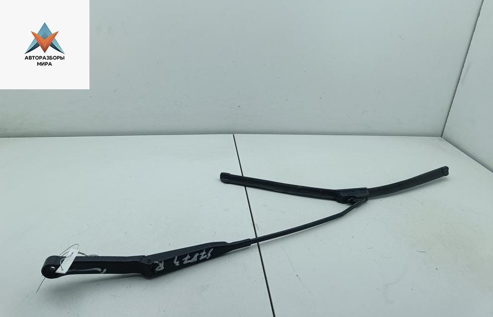 Щеткодержатель (поводок стеклоочистителя) передний Audi A6 4A/C4 1997, 1.8 л., бензин, МКПП, серый, универсал, 4A1955408A - фото №1