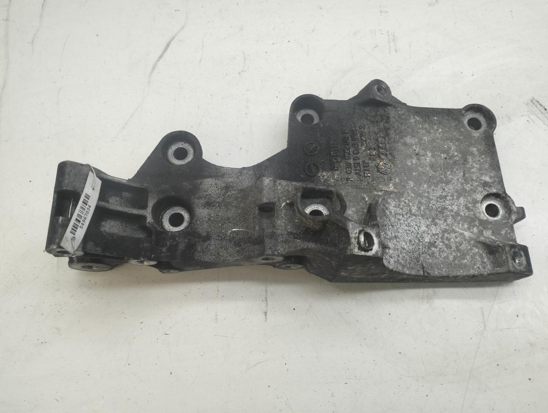 кронштейн генератора Volkswagen Passat B6 2007, 2.0 л., дизель, робот, серый, универсал, 03G903143F