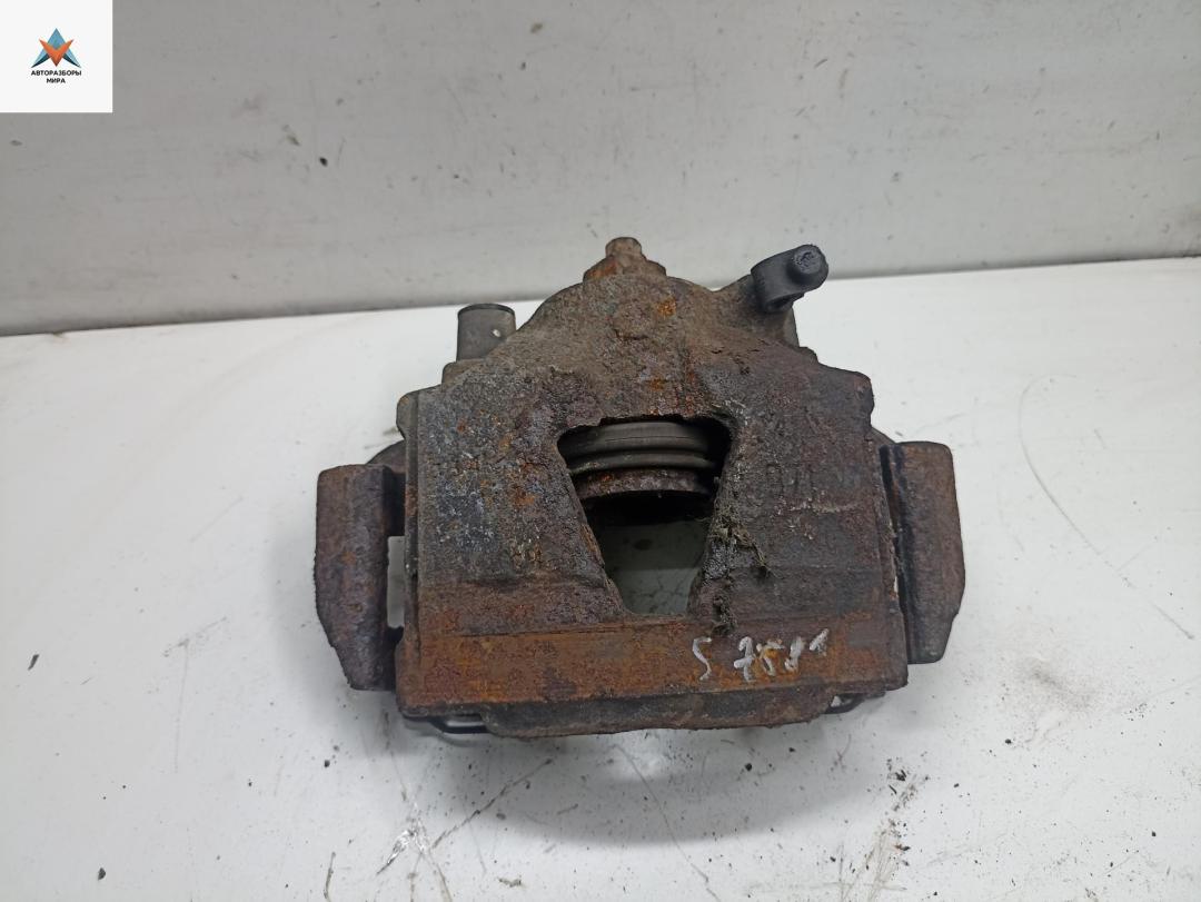 суппорт передний левый Opel Vectra B 1995, 1.6 л., бензин, МКПП, красный, седан - фото №1