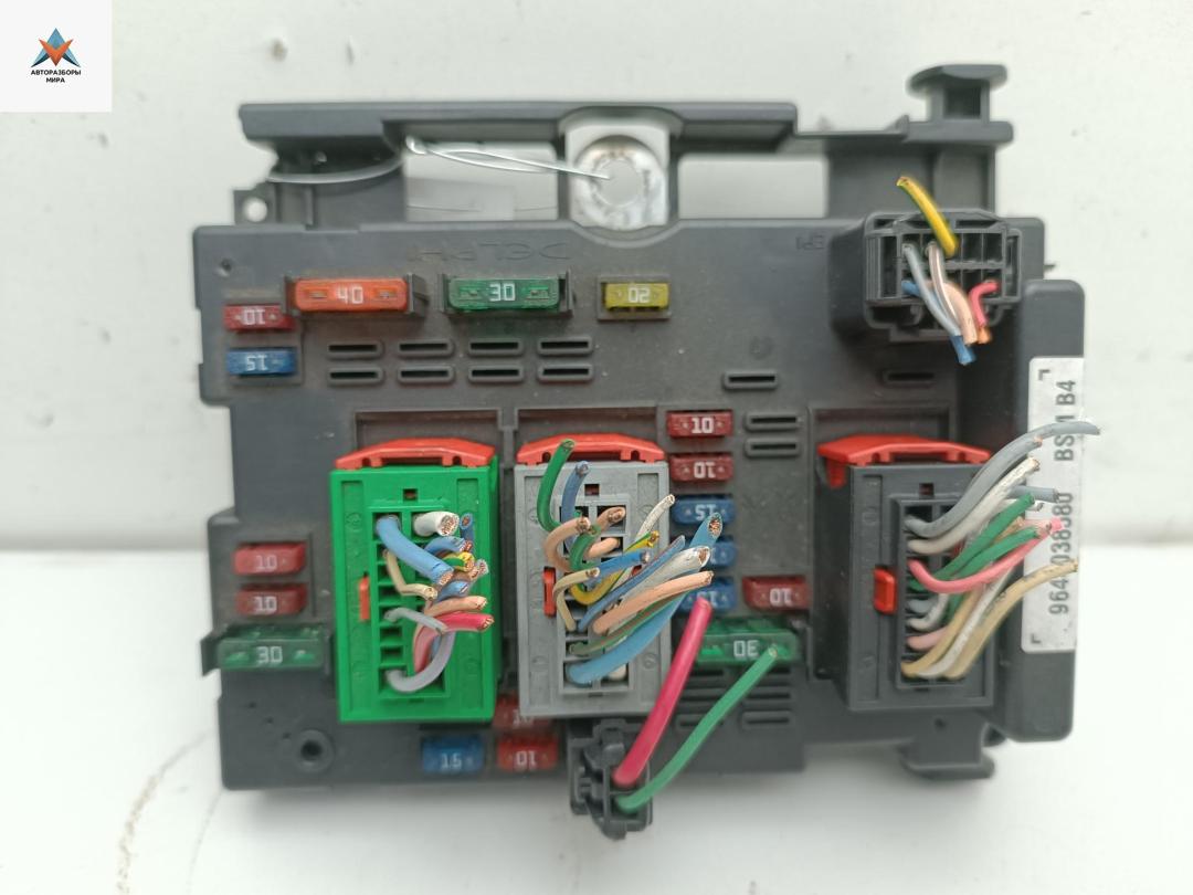 блок предохранителей Peugeot 307 1 поколение 2004, 2.0 л., бензин, МКПП, чёрный, универсал, BSMB4 - фото №1