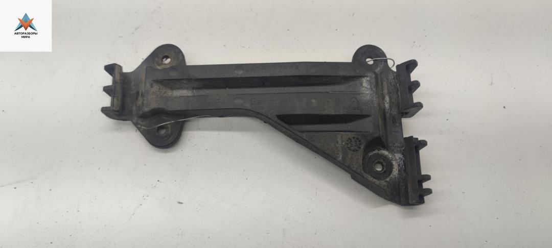 кронштейн переднего бампера Audi A6 4A/C4 1997, 1.8 л., бензин, МКПП, серый, универсал, 4A0807283A - фото №1