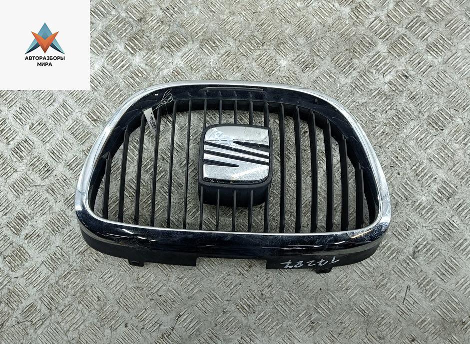 решетка радиатора SEAT Altea 1 поколение 2004, красный, минивэн - фото №1