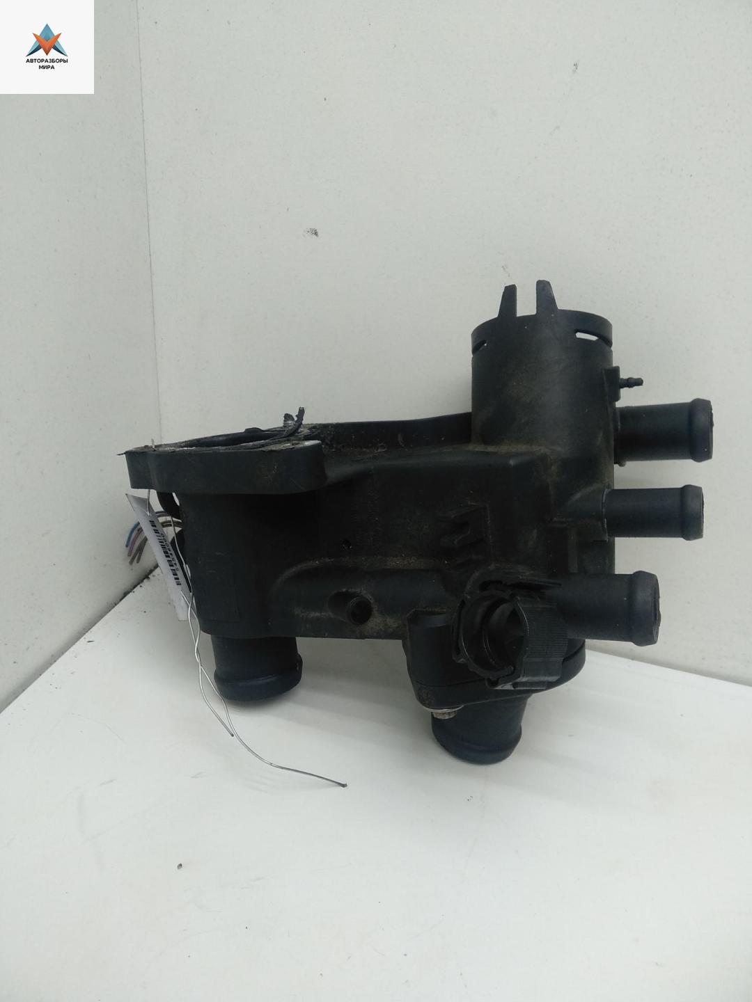 корпус термостата Volkswagen Golf 4 поколение 2001, 1.6 л., бензин, МКПП, серый, хетчбэк 5 дв., 032121111 - фото №1