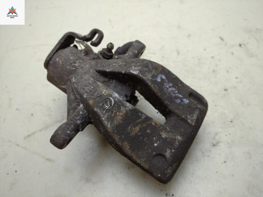 суппорт задний правый Fiat Stilo 1 поколение 2003, 1.6 л., бензин, МКПП, чёрный, хетчбэк 5 дв. - фото №1