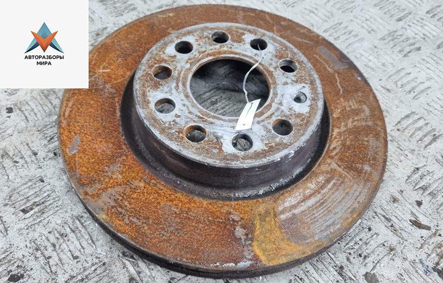 диск тормозной передний Volkswagen Golf 5 поколение 2005, 1.6 л., бензин, МКПП, красный, хетчбэк 5 дв. - фото №1