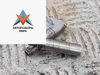 Болт крепления Volkswagen Golf 5 поколение 2005, 1.6 л., бензин, МКПП, красный, хетчбэк 5 дв.