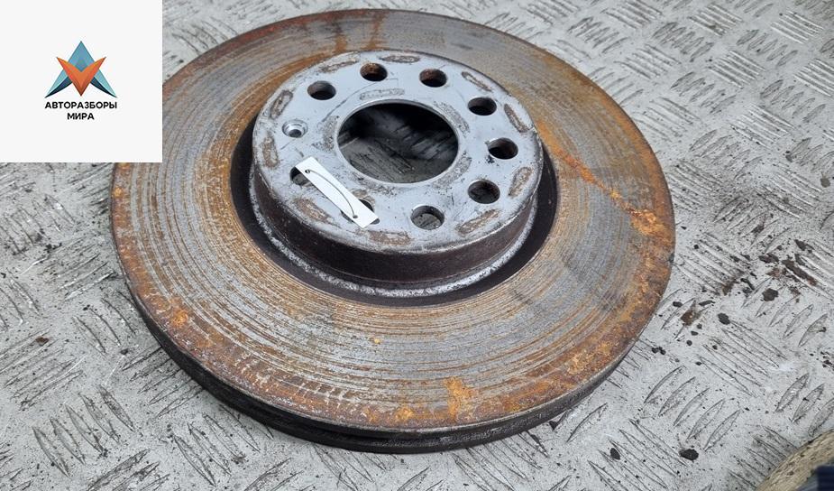 диск тормозной передний Volkswagen Passat B6 2005, 1.6 л., бензин, МКПП, синий, универсал - фото №1