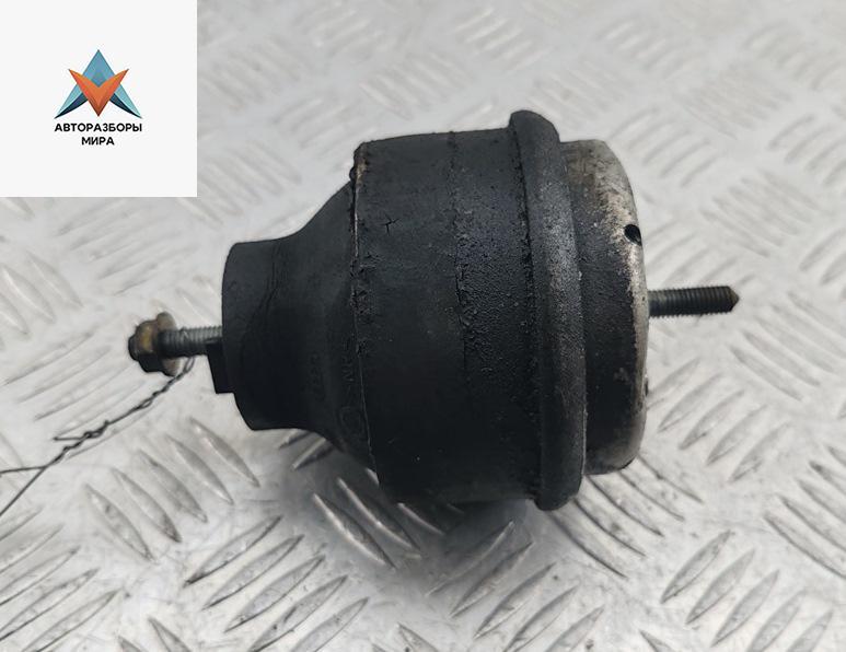 подушка крепления двигателя Volkswagen Passat B5 1999, 1.9 л., дизель, МКПП, чёрный, универсал, 8D0199379S - фото №1