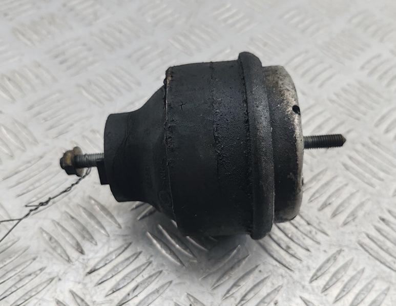 подушка крепления двигателя Volkswagen Passat B5 1999, 1.9 л., дизель, МКПП, чёрный, универсал, 8D0199379S