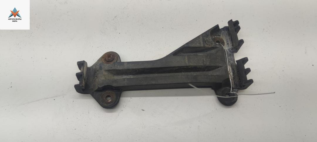 кронштейн переднего бампера Audi A6 4A/C4 1997, 1.8 л., бензин, МКПП, серый, универсал, 4A0807284A - фото №1