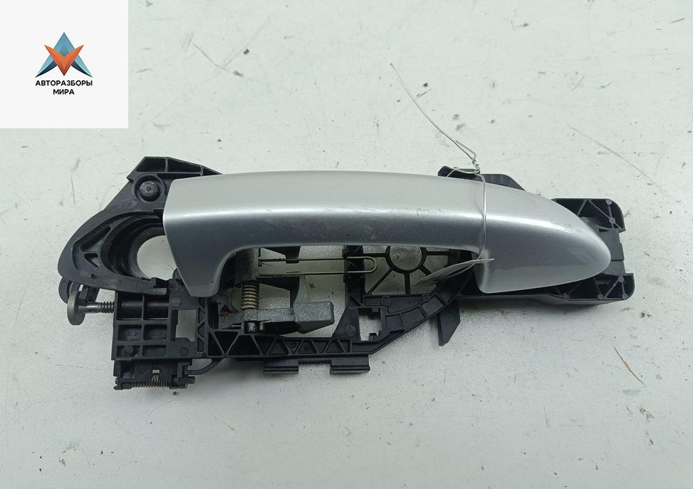 ручка наружная задняя левая Volkswagen Passat B6 2006, 2.0 л., бензин, МКПП, серый, седан, 3C0837885J - фото №1