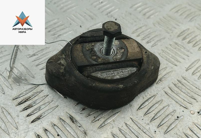 подушка крепления КПП Audi A4 B7 2005, 3.0 л., дизель, АКПП, серый, универсал, 8E0399151AP, 3B0399151 - фото №1