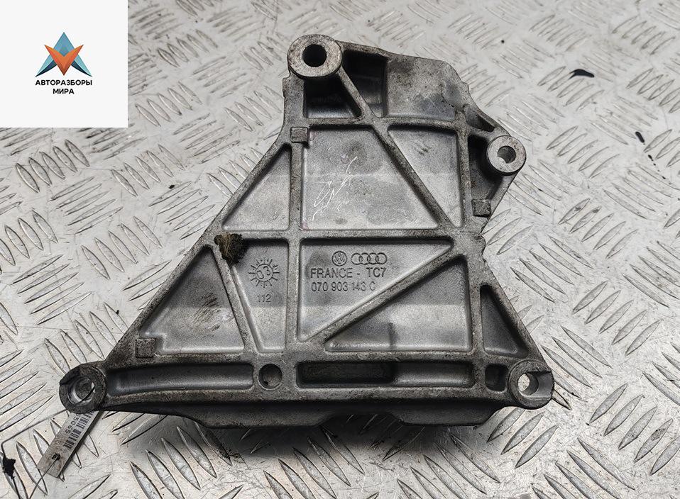 кронштейн генератора Volkswagen Touareg 1 поколение 2003, 2.5 л., дизель, АКПП, чёрный, внедорожник 5 дв., 070903143C - фото №1