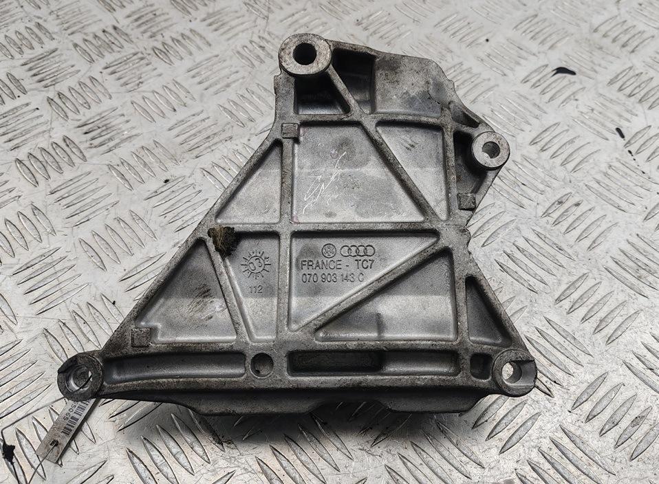 кронштейн генератора Volkswagen Touareg 2003, 2.5 л., дизель, АКПП, чёрный, внедорожник 5 дв., 070903143C