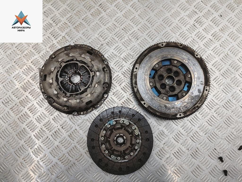 маховик Volkswagen Touran 1 поколение 2005, 2.0 л., дизель, МКПП, чёрный, минивэн - фото №1