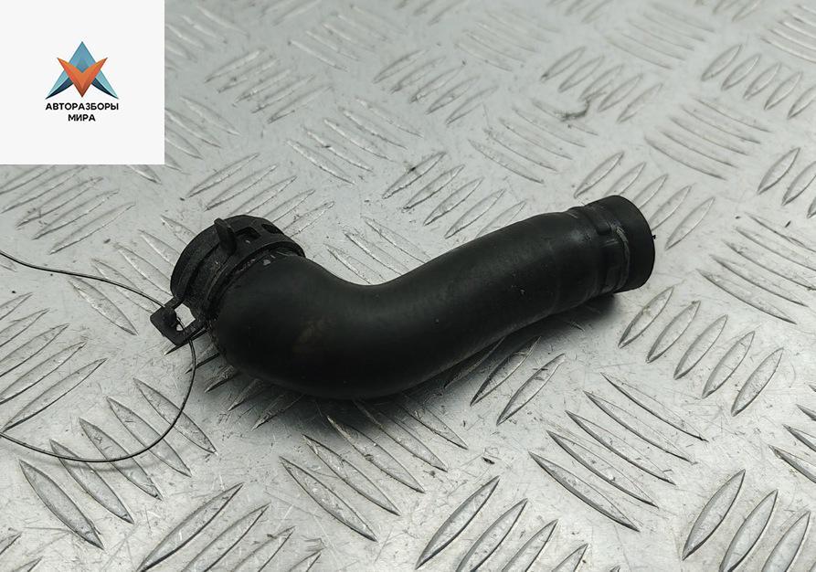 патрубок (трубопровод, шланг) Volkswagen Passat B5 1998, 1.8 л., бензин, МКПП, зелёный, универсал, 058121063 - фото №1