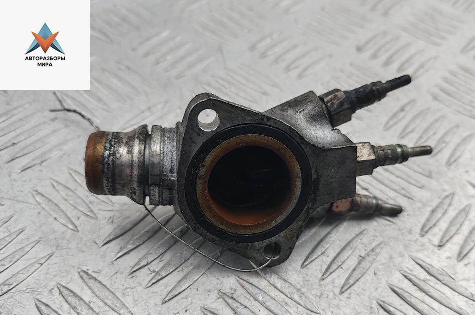 фланец (тройник) системы охлаждения Volkswagen Passat B5 1999, 1.9 л., дизель, МКПП, чёрный, универсал, 038121145 - фото №1