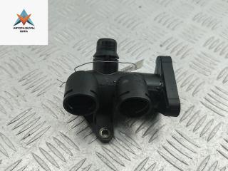 фланец (тройник) системы охлаждения Volkswagen Passat B5 1999, 1.8 л., бензин, МКПП, зелёный, универсал