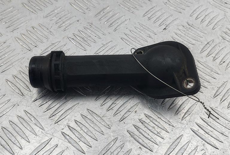 корпус термостата Volkswagen Passat B5 1999, 1.9 л., дизель, МКПП, чёрный, универсал, 038121121B, 06B121121 - фото №1