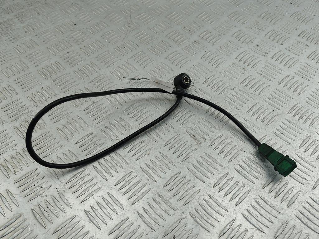 датчик детонации Volkswagen Passat B5 1998, 1.6 л., бензин, МКПП, чёрный, седан, 054905377H - фото №1