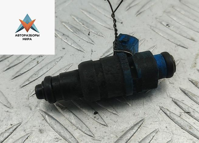 форсунка Volkswagen Passat B5 1999, 1.6 л., бензин, МКПП, синий, универсал, 06B133551C - фото №1