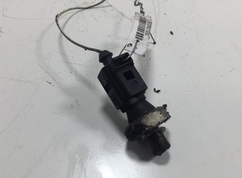 датчик давления масла Volkswagen Passat B5 1999, 1.6 л., бензин, МКПП, зелёный, универсал, 06A919081A - фото №1