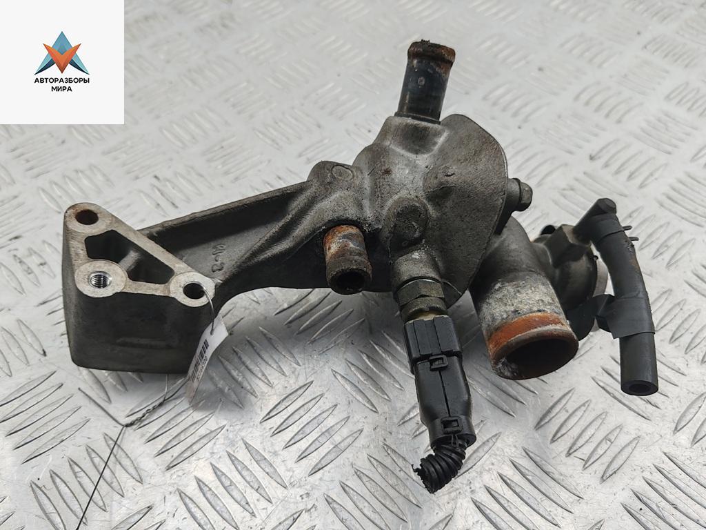 корпус термостата Kia Carnival VQ 2005, 2.9 л., дизель, МКПП, чёрный, минивэн - фото №1