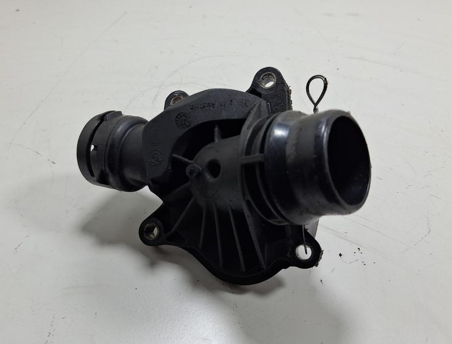 корпус термостата BMW 3 E90/E91/E92/E93 2005, 2.0 л., дизель, АКПП, серый, универсал, 2248038