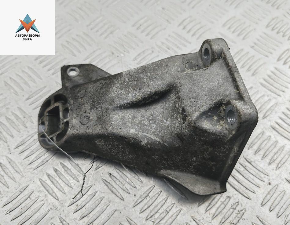 кронштейн двигателя Audi 100 4A/C4 1993, 2.6 л., бензин, МКПП, серый, универсал, 4A0199312E - фото №1