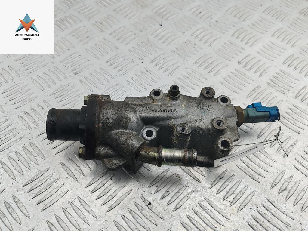 корпус термостата Peugeot 307 1 поколение 2003, 1.6 л., бензин, МКПП, синий, универсал, 9639913980 - фото №1
