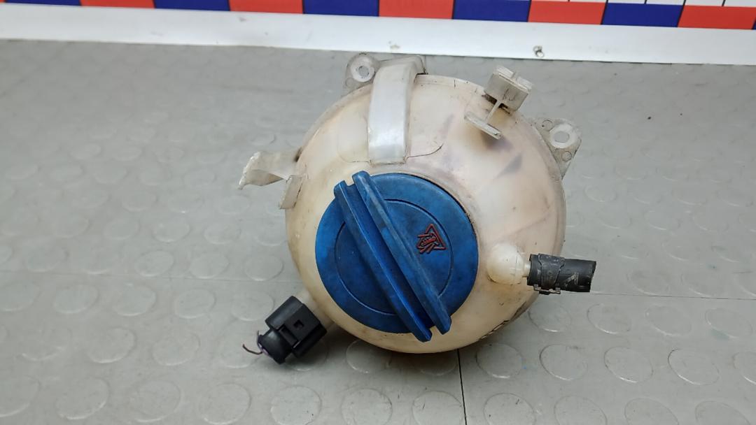 бачок расширительный Volkswagen Golf 6 поколение 2009, 2.0 л., дизель, МКПП, хетчбэк 5 дв. - фото №1