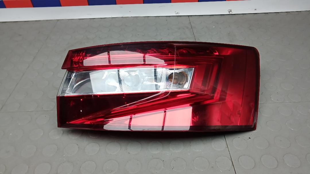 фонарь задний правый Skoda Superb 3 поколение 2016, 1.6 л., дизель, МКПП, хетчбэк 5 дв. - фото №1