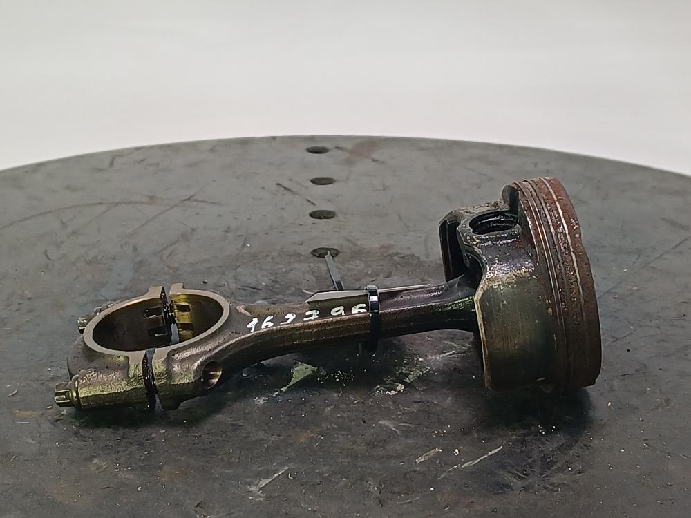 поршень Chevrolet Cruze 1 поколение 2010, цвет - фото №1