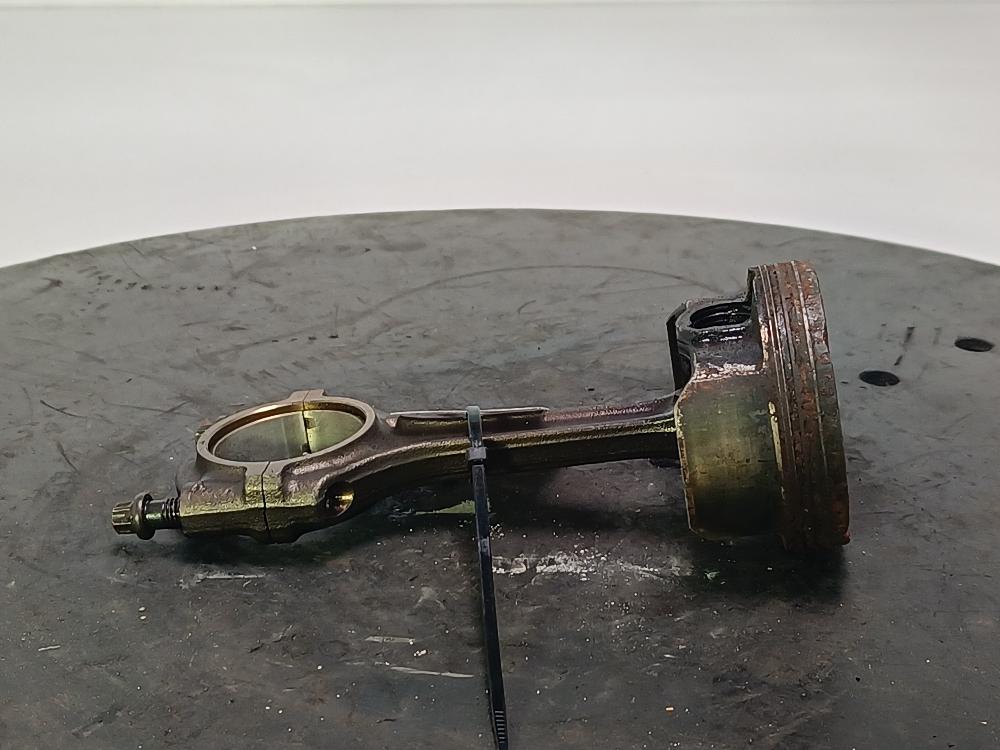 поршень Chevrolet Cruze 1 поколение 2010, цвет - фото №1