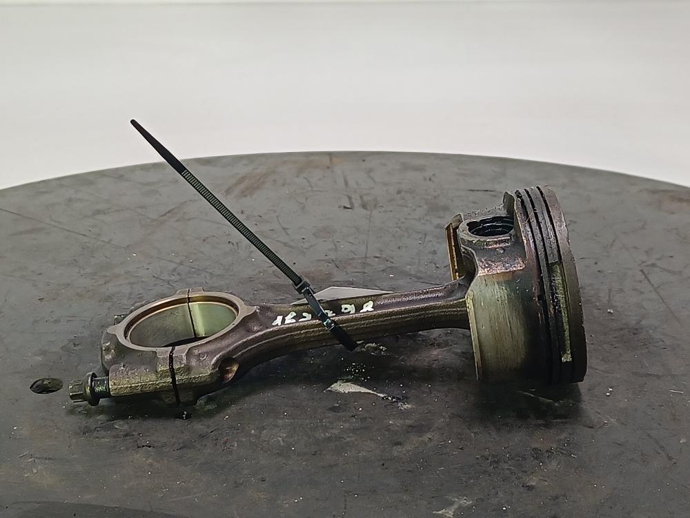 поршень Chevrolet Cruze 1 поколение 2010, цвет - фото №1