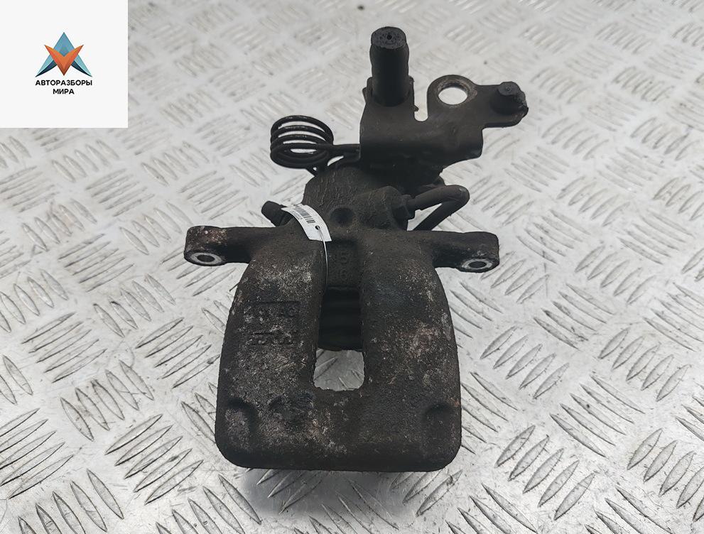 суппорт задний правый Volkswagen Caddy 3 поколение 2005, 2.0 л., дизель, МКПП, белый, фургон - фото №1