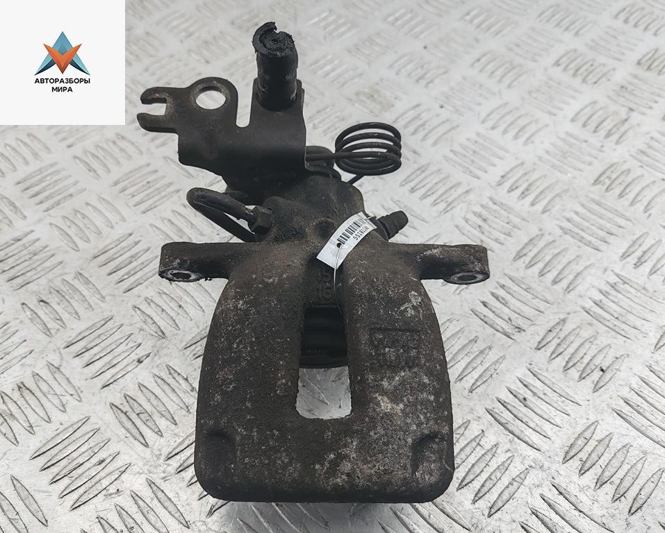 суппорт задний левый Volkswagen Caddy 3 поколение 2005, 2.0 л., дизель, МКПП, белый, фургон - фото №1