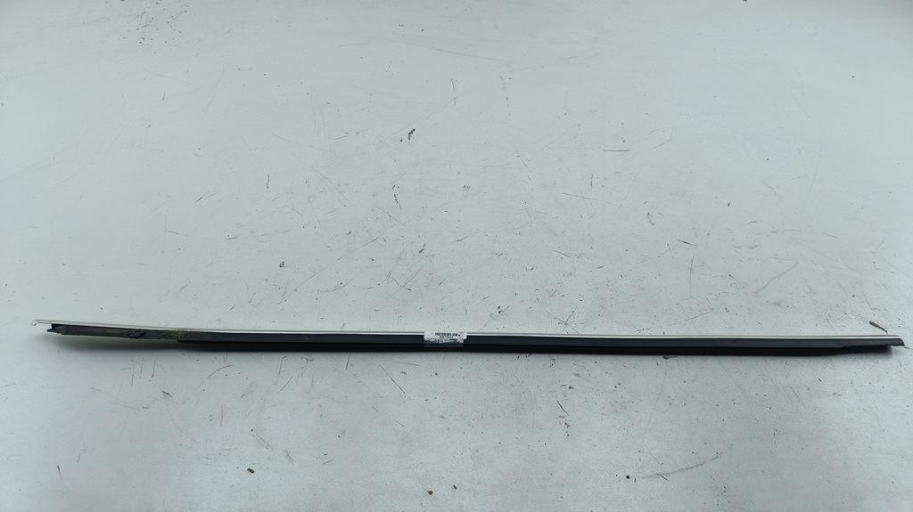 Молдинг стекла двери наружный Volkswagen Passat B5+ (GP) 2002, 2.8 л., бензин, МКПП, зелёный, седан