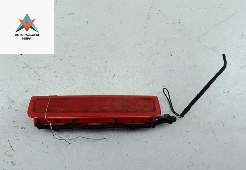 стоп-сигнал Volkswagen Caddy 3 поколение 2005, 2.0 л., дизель, МКПП, белый, фургон, 2K0945087D - фото №1