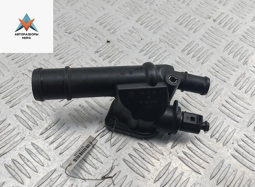 фланец (тройник) системы охлаждения Volkswagen Passat B6 2006, 2.0 л., дизель, МКПП, чёрный, универсал, 03G121132B - фото №1