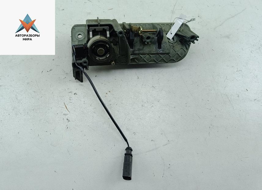 ручка наружная задняя левая Volkswagen Caddy 3 поколение 2005, 2.0 л., дизель, МКПП, белый, фургон, 2K0827565 - фото №1