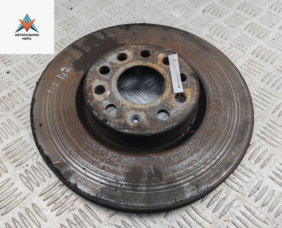 диск тормозной передний Volkswagen Passat B6 2006, 2.0 л., бензин, МКПП, серый, седан - фото №1